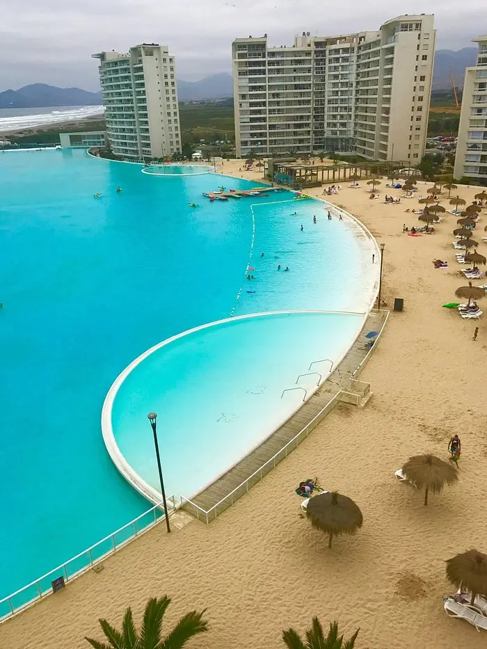 hotel con laguna artificial en chile - Cómo se llama el hotel con la piscina más grande de Chile