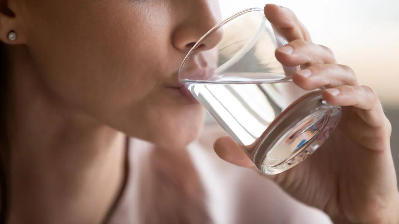 se puede tomar agua despues de comer pescado - Cuánto tiempo debo esperar para tomar agua después de comer