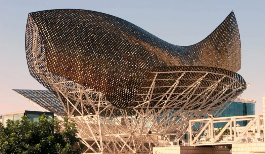 pabellón olímpico de pescado barcelona - Quién diseñó un pez gigante para el paseo marítimo de Barcelona